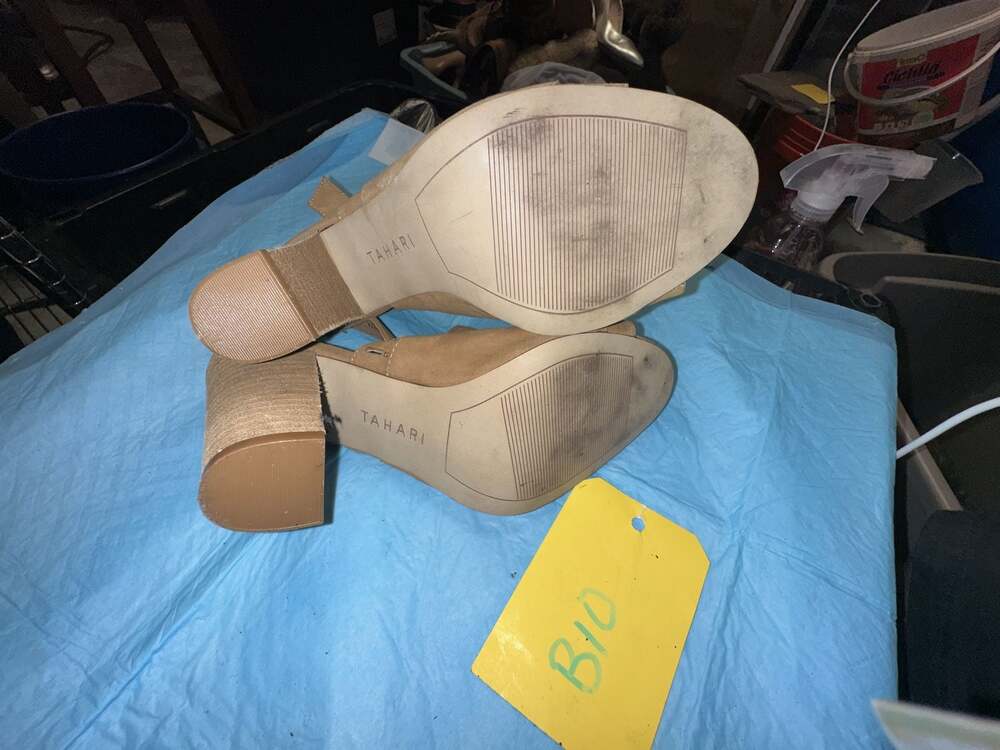 Tahari Maya Tan Suede Cutout Block Heel Sandals Size 7M - Picture 4 of 4